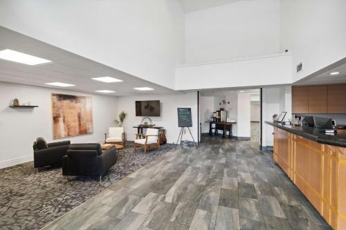 an office with a lobby with couches and tables at Sonesta Essential Vacaville Napa Valley in Vacaville