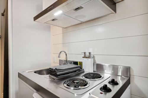 a kitchen with a stove and a sink at Sonesta Essential Vacaville Napa Valley in Vacaville