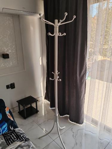 eine Metallstange vor einem Fenster mit Vorhängen in der Unterkunft Zikin dom in Dimitrovgrad