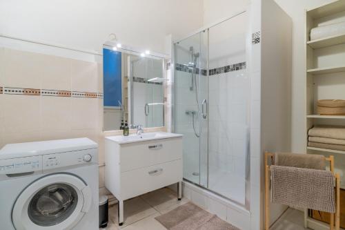 La salle de bains est pourvue d'un lave-linge et d'une douche. dans l'établissement Chez Max à 2 minutes du Palais longchamp, à Marseille