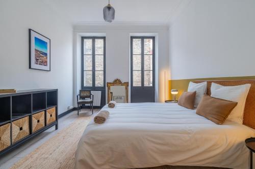 une chambre avec un grand lit et une télévision dans l'établissement Chez Max à 2 minutes du Palais longchamp, à Marseille