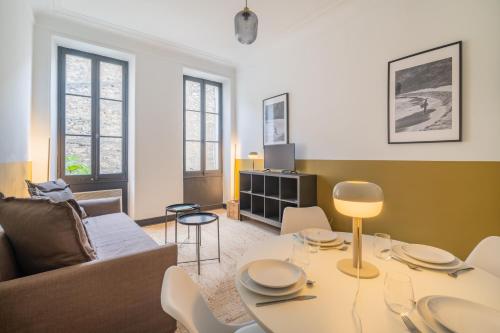 un salon avec une table et un canapé dans l'établissement Chez Max à 2 minutes du Palais longchamp, à Marseille