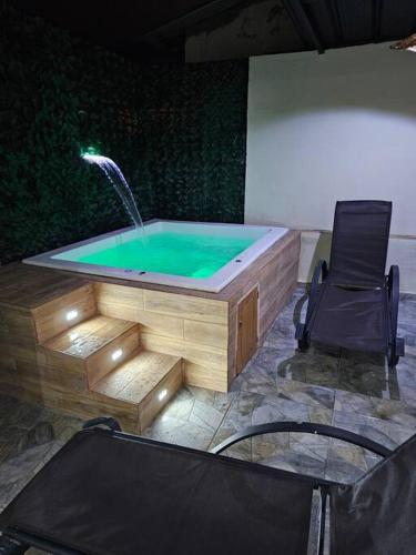 vista a toda la ciudad y montaña