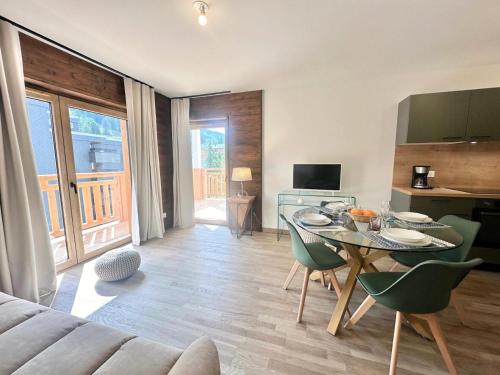 un salon avec une table et des chaises et une cuisine dans l'établissement Résidence Le Living Stone B - PARKING-PROCHE PISTES-COEUR DE STATION-Tout inclus MAE-7981, à Vars