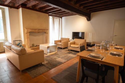 a large living room with a table and chairs at Suite n7 - Rifugio d'epoca con posto auto in Brescia