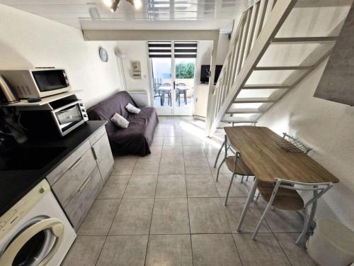 un salon avec un canapé et une table dans l'établissement Résidence Hawai 1 - VILLA T1 MEZZ 4 couchages PORT LEUCATE. Réf: 7H1_444 MAE-1861, à Leucate