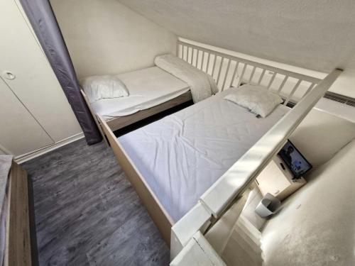 - une chambre avec 2 lits superposés dans l'établissement Résidence Hawai 1 - VILLA T1 MEZZ 4 couchages PORT LEUCATE. Réf: 7H1_444 MAE-1861, à Leucate