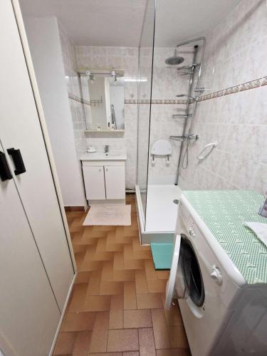 une salle de bain avec douche et machine à laver dans l'établissement Résidence Helios - APPT T2 CAB OU MEZZ 5 couchages PORT LEUCATE MAE-1851, à Leucate