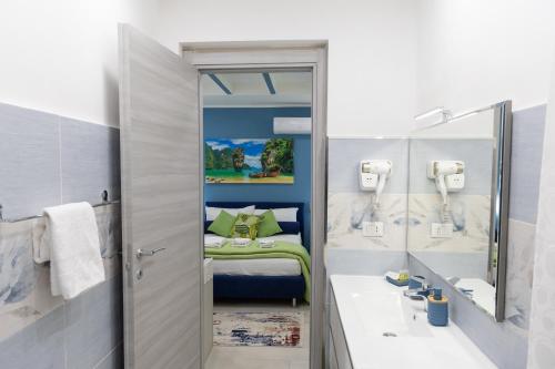 bagno con lavandino e letto di La Dolce Casa a Roma