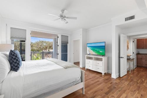 Ένα ή περισσότερα κρεβάτια σε δωμάτιο στο Gulf Front- Large Pool- Watersound on 30A