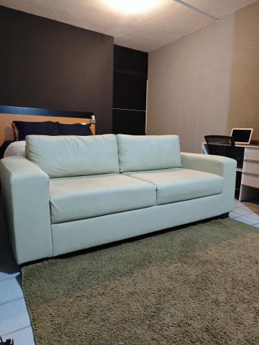 Χώρος καθιστικού στο Dark Flat Comfort