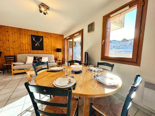 une salle à manger avec une table et des chaises en bois dans l'établissement Résidence L'ourson - APPARTEMENT A 200M DES PISTES DE SKI, VARS MAE-6651, à Vars