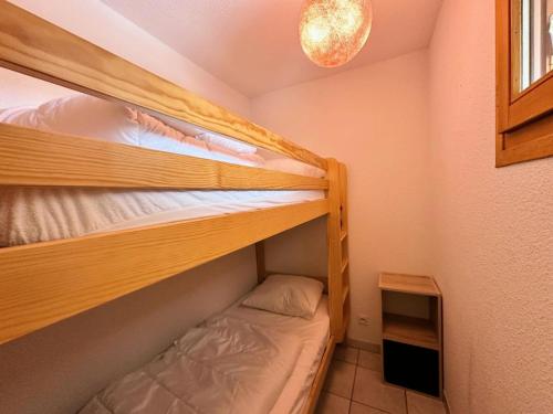 - deux lits superposés dans une petite chambre dans l'établissement Résidence L'ourson - APPARTEMENT A 200M DES PISTES DE SKI, VARS MAE-6651, à Vars