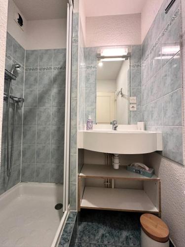 une salle de bain avec un lavabo et une douche dans l'établissement Résidence L'ourson - APPARTEMENT A 200M DES PISTES DE SKI, VARS MAE-6651, à Vars