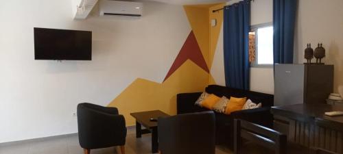 ein Wohnzimmer mit Sofa und Tisch in der Unterkunft Lodje in Douala