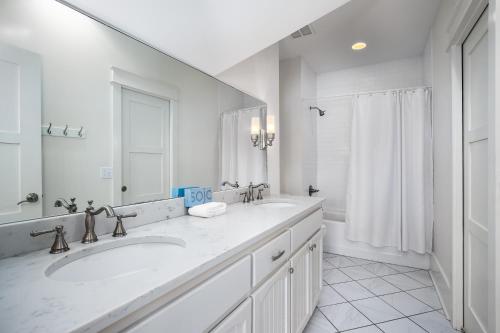 Camp District of WaterColor - Outdoor TV and Porches في شاطئ سانتا روزا: حمام أبيض مع حوض ومرآة