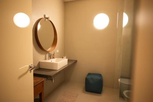 a bathroom with a sink and a mirror at Suite n7 - Rifugio d'epoca con posto auto in Brescia