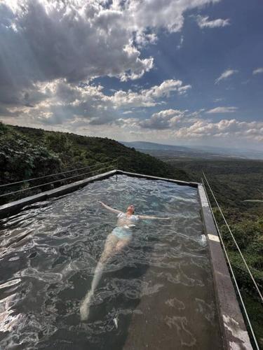 Finca La Cumbreの敷地内または近くにあるプール