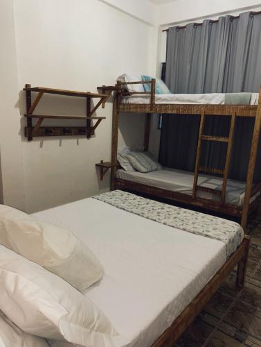 a room with two bunk beds in a room at Trem de Pouso Rustic Guest House in Tiradentes