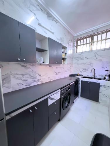Η κουζίνα ή μικρή κουζίνα στο Adole Guest House