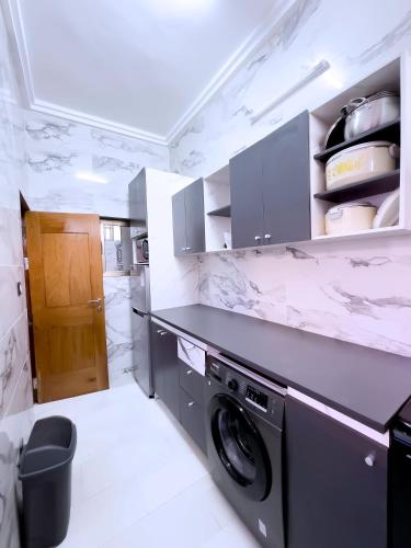 Η κουζίνα ή μικρή κουζίνα στο Adole Guest House