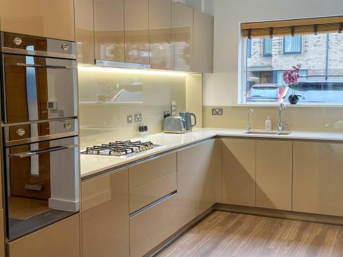 ケンブリッジにあるCentral Luxury Peaceful Home With Driveway Parking - Cambridge Homehostのキッチン(ステンレス製の電化製品付)