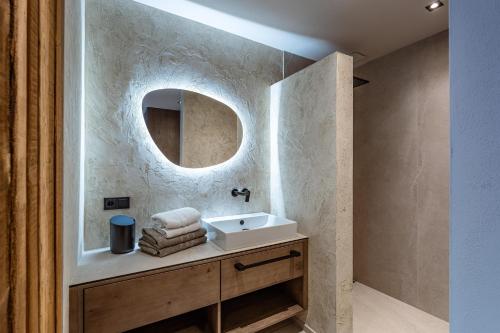 a bathroom with a sink and a mirror at Jaggling Appartements in Sankt Ulrich am Pillersee