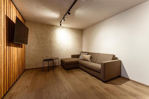 a living room with a couch and a table at Jaggling Appartements in Sankt Ulrich am Pillersee