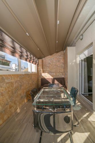 Cosy Penthouse With Terrace Near Metro Station