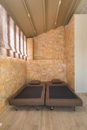Cosy Penthouse With Terrace Near Metro Station