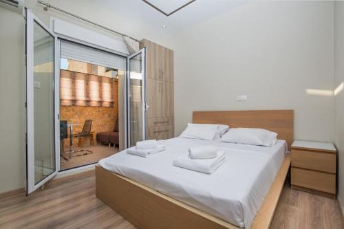 Posteľ alebo postele v izbe v ubytovaní Cosy Penthouse With Terrace Near Metro Station