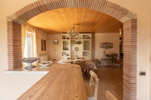 a kitchen and dining room with a table and a dining room at Villa Le Cicale - Irpinia in Prata di Principato Ultra