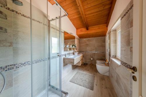 a bathroom with a glass shower and a sink at Villa Le Cicale - Irpinia in Prata di Principato Ultra