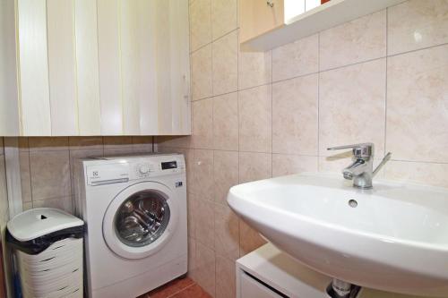 Bilik mandi di Apartments Edo