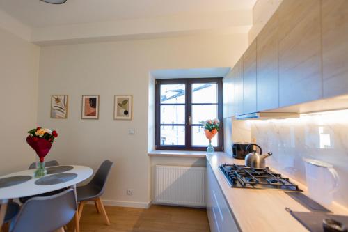 O bucătărie sau chicinetă la Premium Apartment - Brama Krakowska - Old Town