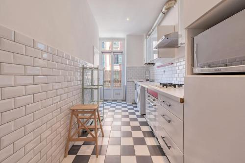 - une cuisine avec des murs blancs et un sol en damier dans l'établissement Lovely 2 bedroom Apartment in Nice with Balcony, à Nice