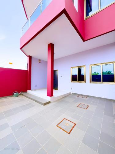 Abomey-CalaviにあるAdole Guest Houseの白赤の空間