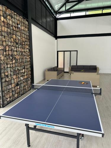 Πινγκ πονγκ στο Entrebosques Luxury Casa Quinta ή εκεί κοντά