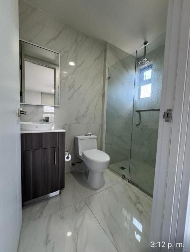 ティファナにあるLife Grandのトイレとガラスのシャワー付きのバスルーム