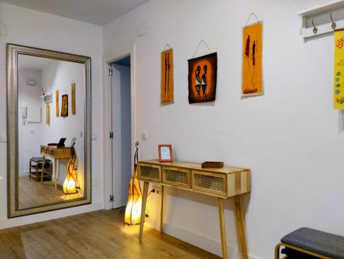 Habitación con tocador y espejo. en AZAHAR MUSEO, en Sevilla