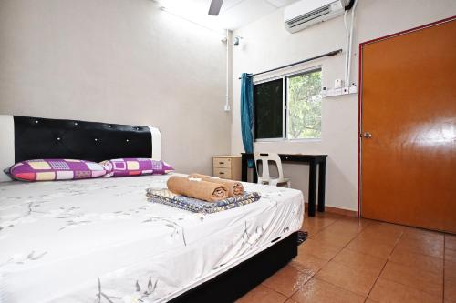 Voodi või voodid majutusasutuse Tony’s Guesthouse at Teluk Bahang toas