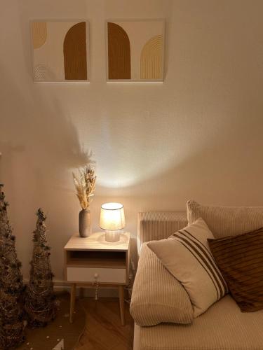 - un salon avec un canapé et une table avec une lampe dans l'établissement Cosy Studio Centre Strasbourg, à Strasbourg