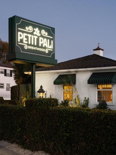 a sign for a petit pail restaurant at Le Petit Pali Brentwood in Los Angeles
