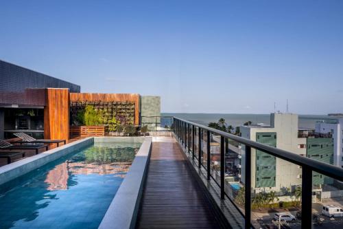 una piscina sul tetto di un edificio di Praia de Cabo Branco - Espaço Privativo - Conforto - Lazer - Luxo a João Pessoa