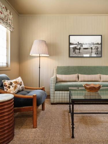 a living room with a couch and a table at Le Petit Pali Brentwood in Los Angeles