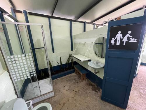 Bilik mandi di Camping tipo eco-confort Refugio Lancaster