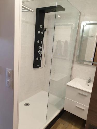 une douche en verre dans une salle de bain avec un lavabo dans l'établissement cap esterel vue mer et climatisation Bat E1 303 face aux piscines, à Saint-Raphaël