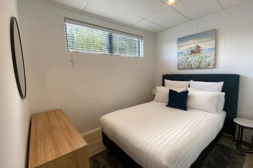 En eller flere senge i et værelse på Deluxe 280sqm 3 bedroom with Pool Table - 200m to beach