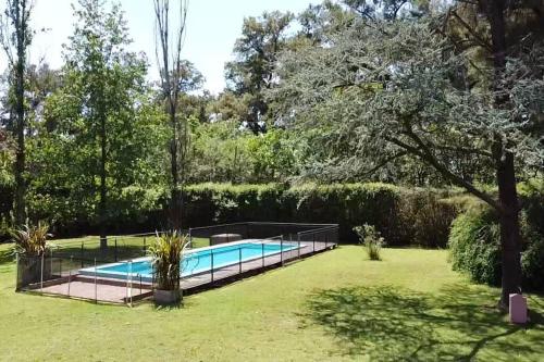 a swimming pool in the middle of a yard at Casa Quinta para Descansar en Mercedes in Mercedes