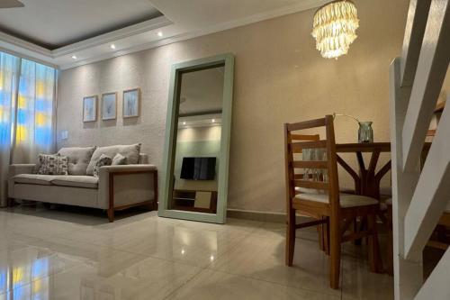 Coin salon dans l'établissement Casa encantadora com vista para o lago